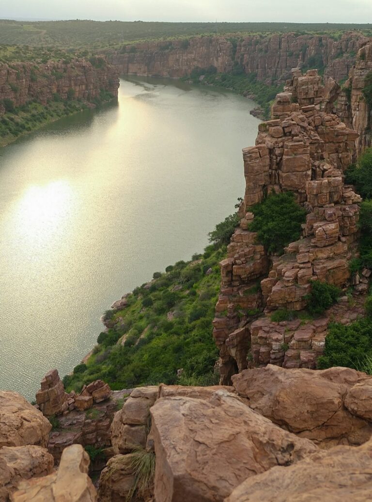 S Explorer 1957331672 768x1035